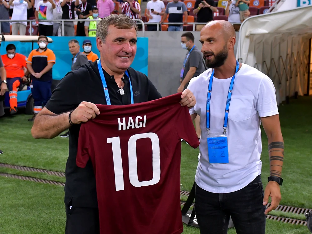 Rapidiștii i-au oferit un tricou vișiniu cu numele său lui Gică HagiFoto: sportpictures.eu