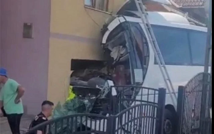 Autocarul a intrat într-o locuință Foto: Adevărul