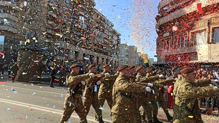 Militari defilând printre confetti la Alba Iulia FOTO Dorin Ţimonea