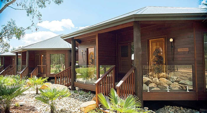 Oaspeţii sunt cazaţi în case de lemn