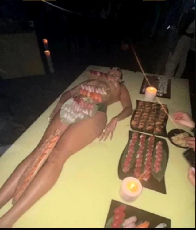 Kanye West a servit invitații cu sushi așezat pe o femeie dezbrăcată / foto: Twitter