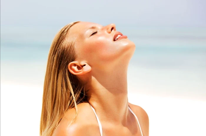 Expunerea prelungită la soare poare dăuna grav pielii