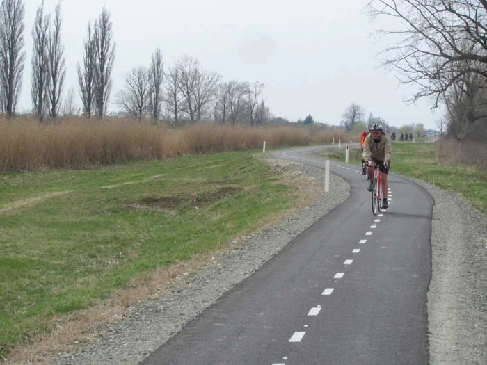 Pista de biciclete de pe digul Begăi FOTO Ştefan Both