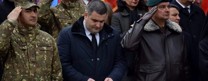 Ministrul Gabriel Leş a butonat telefonul în timp ce militarii defilau la sosirea din Afganistan FOTO Bistriţeanul