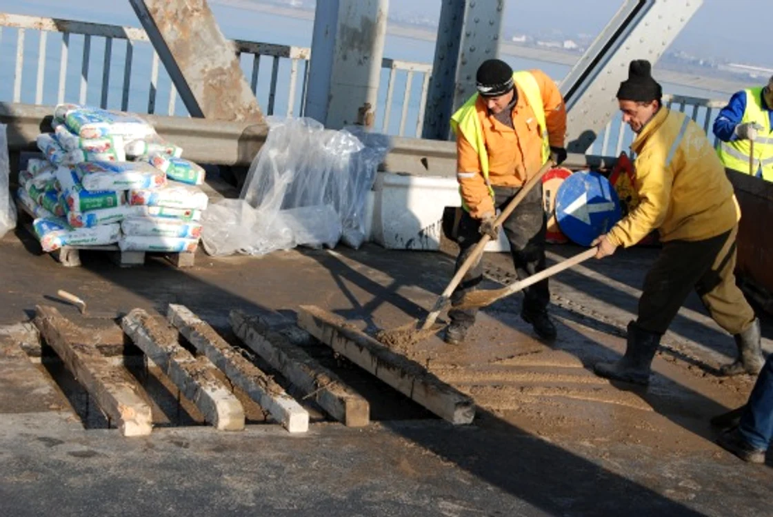 Lucrările de reparare a podului vor dura până la ora 17.00