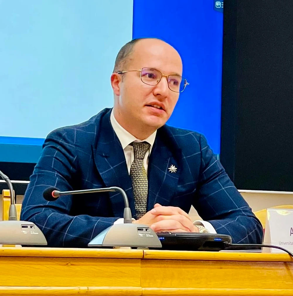 Încă o studentă denunță abuzurile lui Alexandru Toader, fiul lui Tudorel Toader. „Am perceput privirile sale ca fiind intruzive și nepotrivite”