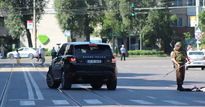 Şoferul a trecut cu maşina printr-o zonă interzisă şi a fost amendat contravenţional de Poliţie FOTO Ziarul de Iaşi