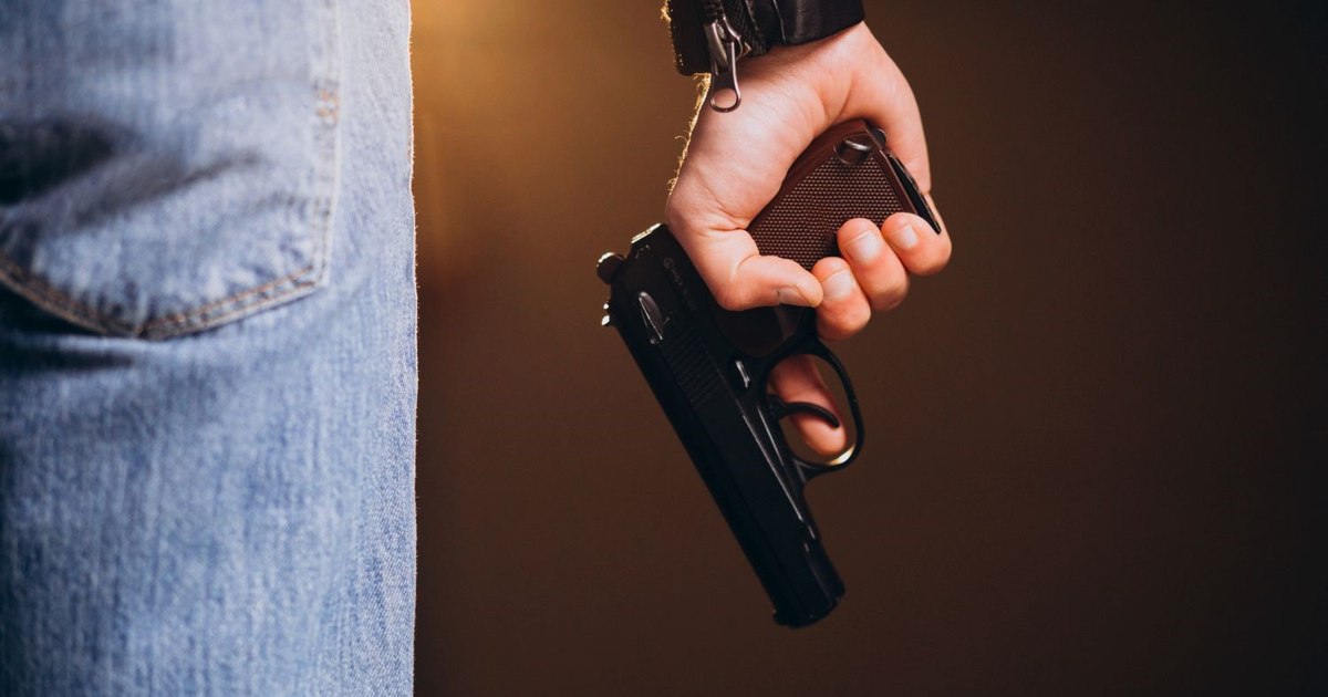 Tânăr din Botoșani cu pistol pe rețele sociale, percheziționat