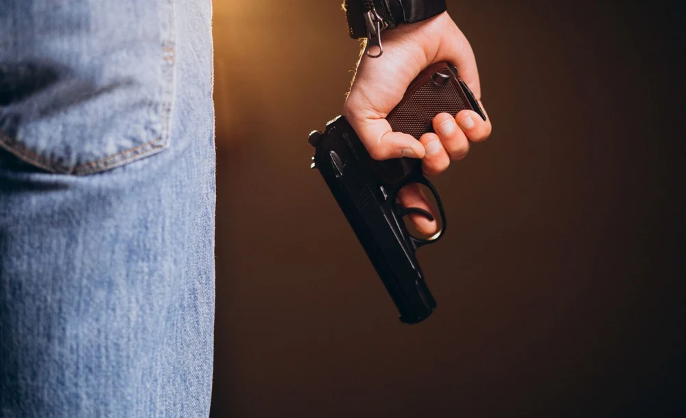 Tânăr de 22 de ani, percheziționat după ce s-a lăudat cu un pistol pe rețelele sociale. Ce au găsit polițiștii