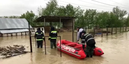 Inundaţii în Vaslui. Pompierii intervin pentru a scoate apa din casele afectate
