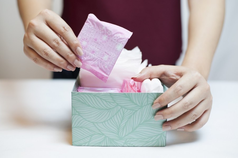 Când menstruația devine subiect de dezbatere publică. „La toaletă pot apărea situații de bullying sau vandalizare, iar controlul distribuției ar fi dificil”