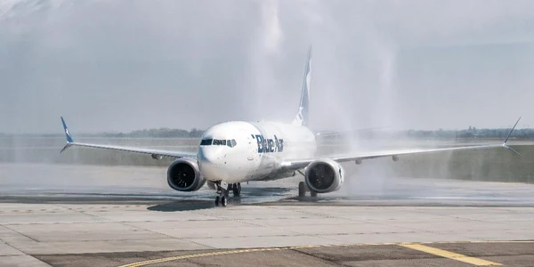 blue air 737-8 max