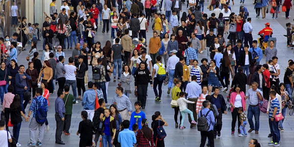 Populație China - oameni în Beijing FOTO Shutterstock 