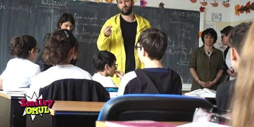 smiley le vorbeste elevilor foto talentivity