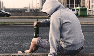 barbat cu sticla de alcool in mana 