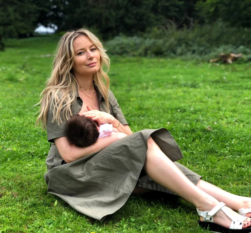 Laura Cosoi, în prima vacanță cu fiica eifoto: arhivă
