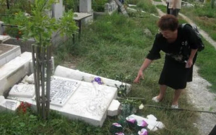 Botoşani: Morminte profanate în cimitirul Pacea