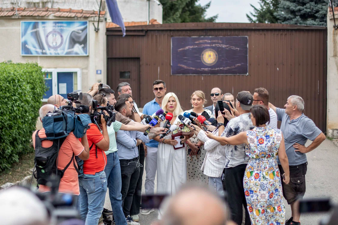 Elena Udrea înconjurată de ziariști la iețirea din Penitenciarul Târgșor