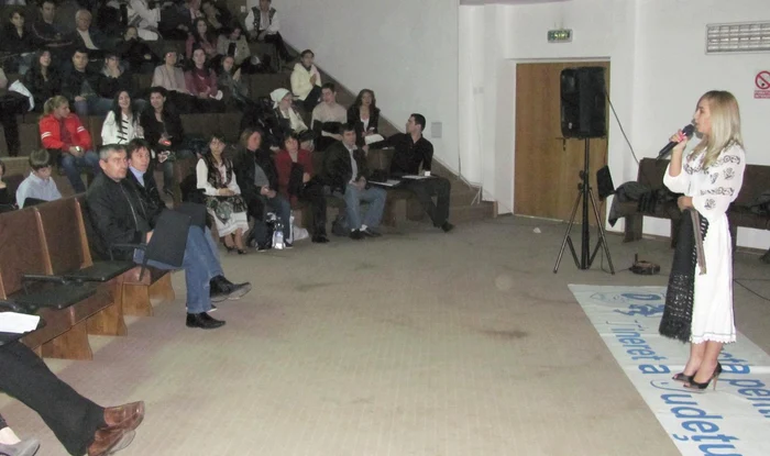 Zeci de elevi, însoţiţi de părinţi şi bunici, au concurat şi şi-au aplaudat colegii