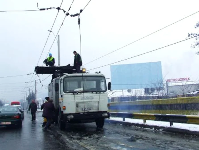 Un şofer de TIR a blocat traficul pe drumul Piatra Neamţ - Dumbrava Roşie după ce a rupt firele de troleu