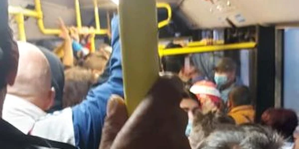 Călători înghesuiţi în autobuz în plină expansiune a valului 4 de coronavirus FOTO Facebook Sânpetru online