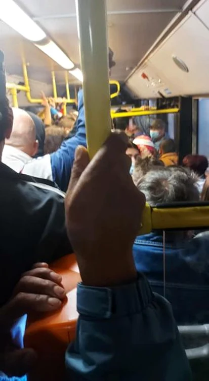 Călători înghesuiţi în autobuz în plină expansiune a valului 4 de coronavirus FOTO Facebook Sânpetru online