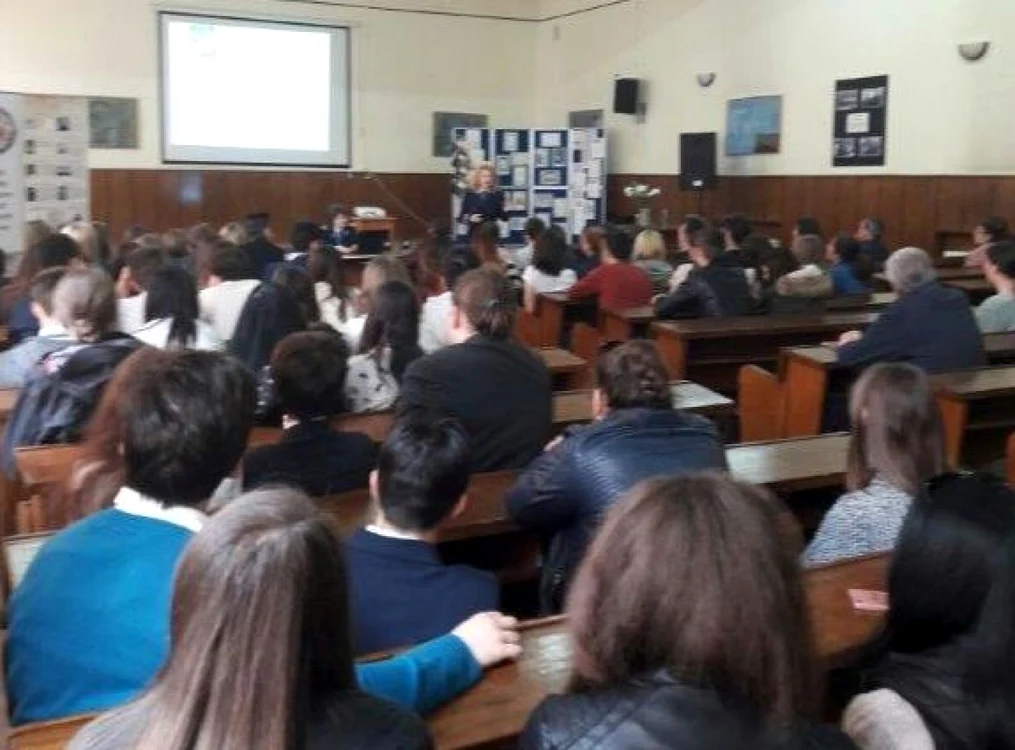 Poliţiştii le-au explicat tinerilor care sunt pericolele care pândesc pe internet. FOTOPoliţia Braşov