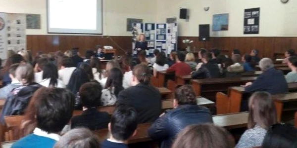 Poliţiştii le-au explicat tinerilor care sunt pericolele care pândesc pe internet. FOTOPoliţia Braşov