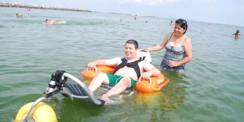 Raul Ştefan din Râmnicu Sărat Buzău la mare cu mama la plaja pentru persoane cu dizabilitâţi Foto Isabela Ştefan Iorga