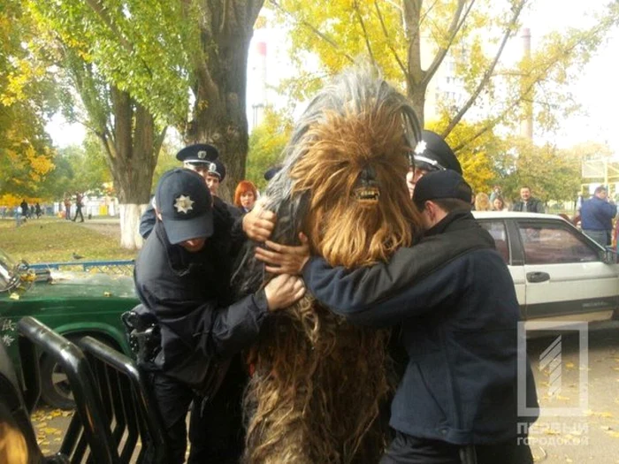 Chewbacca reţinut la Odesa FOTO @ChristopherJM