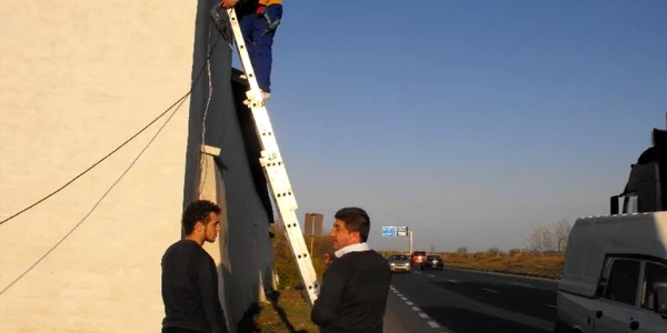 Ultimele camere video montate vor supraveghea traficul pe varianta ocolitoare a oraşului foto: A.B.