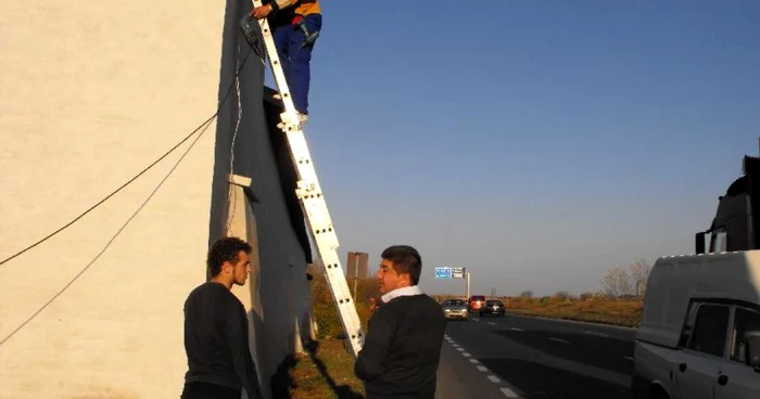 Ultimele camere video montate vor supraveghea traficul pe varianta ocolitoare a oraşului foto: A.B.