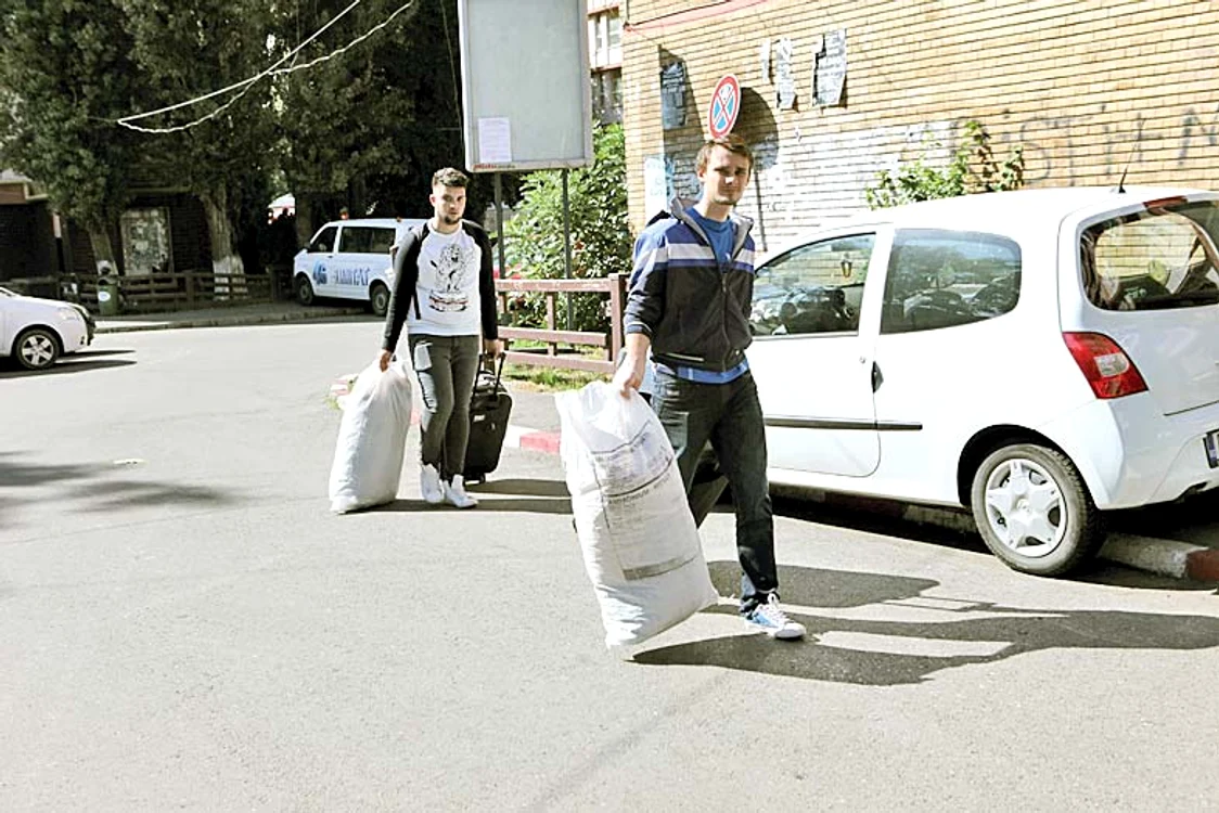 Studenţii au  cărat de acasă  tot şifonierul