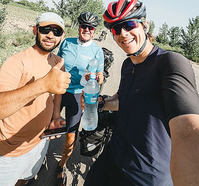 Localnicii  din Uzbekistan  le-au oferit apă. SURSĂ FOTO: INSTAGRAM