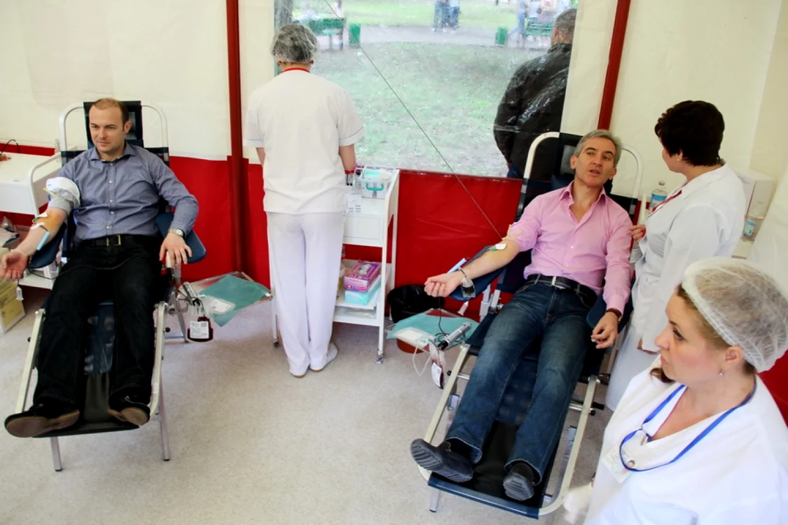 Printre cei care au donat astăzi sânge a fost şi premierul Iurie Leancă FOTO: gov.md