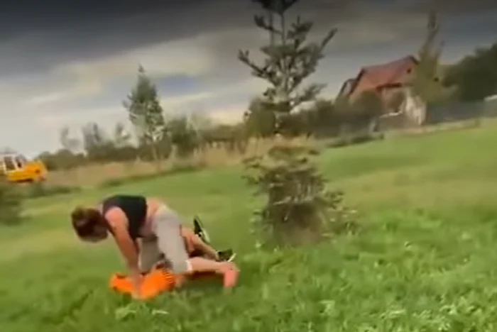 
    Băiatul de 13 ani nu a reușit să facă nimic în apărarea luifoto: captură YouTube  