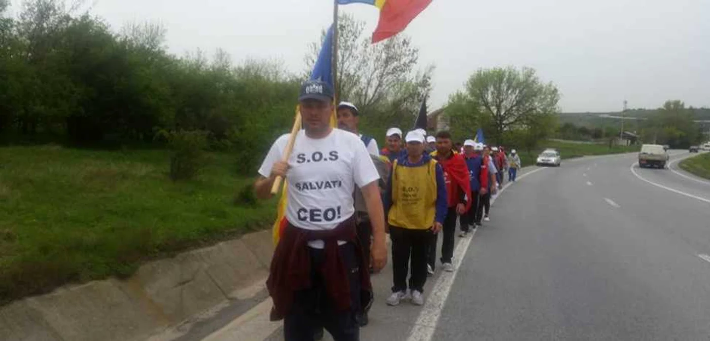 Aproximativ 60 de persoane participă la marş