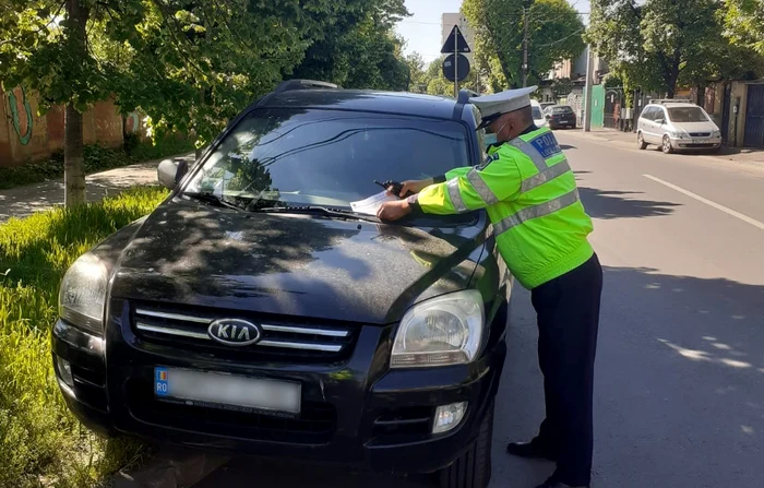 Polițiștii locali din sectorul 2 au lasat notififăcri în parbriz șoferilor care au parcat pe spațiul verde Fotografii: Facebook/Radu Mihaiu