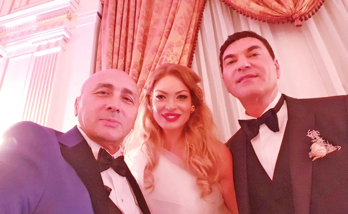 
    Valentina Pelinel și  Cristi Borcea, alături  de artistul lor de  suflet, Marcel Pavel   