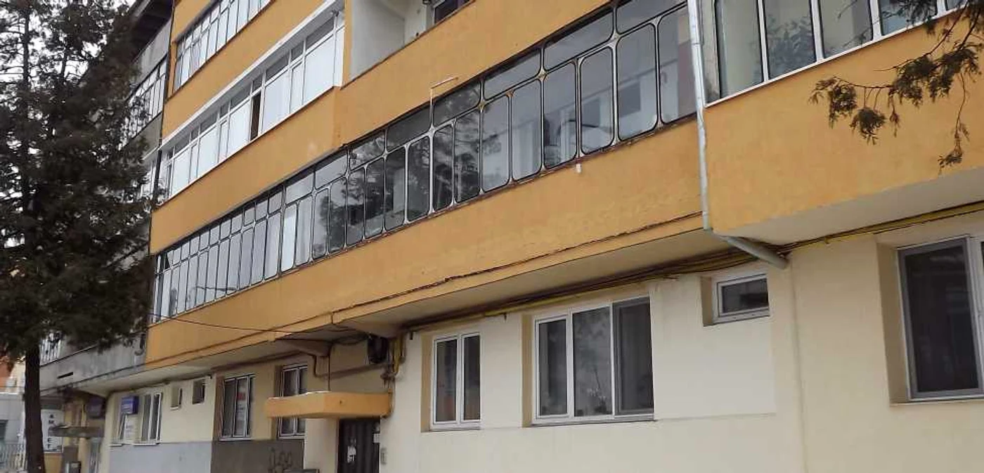 În blocul unde locuieşte Aneta Ungureanu oamenii sunt revoltaţi de ceea ce se întâmplă.            Foto: Sandrinio Neagu