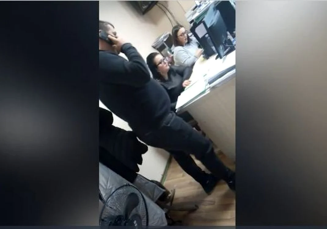 Momentul în care primarul sună la 112 şi spune că femeia l-a agresat fizic şi verbal