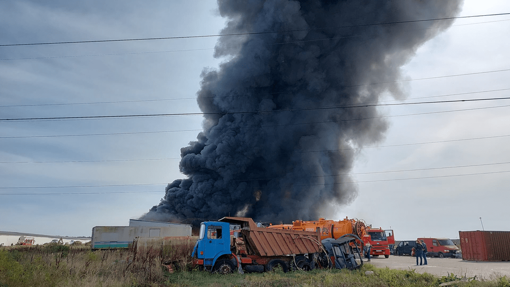 UPDATE Incendiu puternic cu explozii succesive la un depozit din Voluntari - FOTO