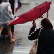 Meteo - vremea - ploi si vant - femeie cu umbrela FOTO Shutterstock 