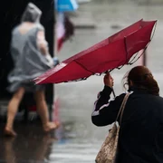 Meteo - vremea - ploi si vant - femeie cu umbrela FOTO Shutterstock 