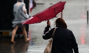Meteo - vremea - ploi si vant - femeie cu umbrela FOTO Shutterstock 