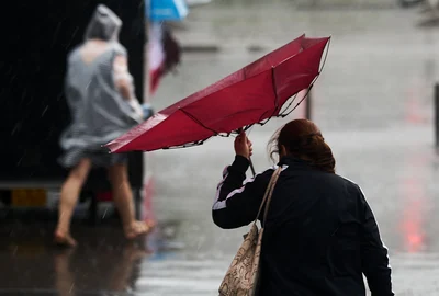 Meteo - vremea - ploi si vant - femeie cu umbrela FOTO Shutterstock 