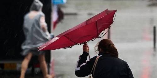 Meteo - vremea - ploi si vant - femeie cu umbrela FOTO Shutterstock