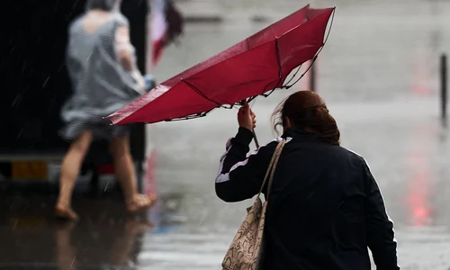 Meteo - vremea - ploi si vant - femeie cu umbrela FOTO Shutterstock 