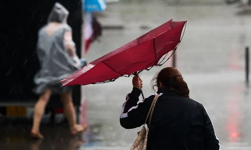 Meteo - vremea - ploi si vant - femeie cu umbrela FOTO Shutterstock