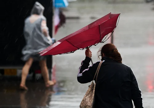 Meteo - vremea - ploi si vant - femeie cu umbrela FOTO Shutterstock 